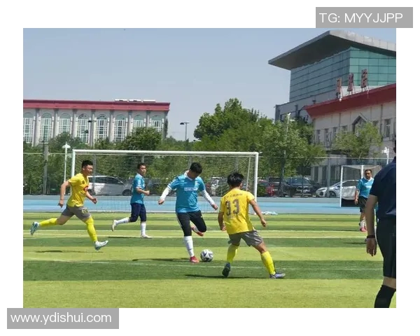 港菁足球队与南区足球会激战正酣谁将赢得这场精彩对决的胜利