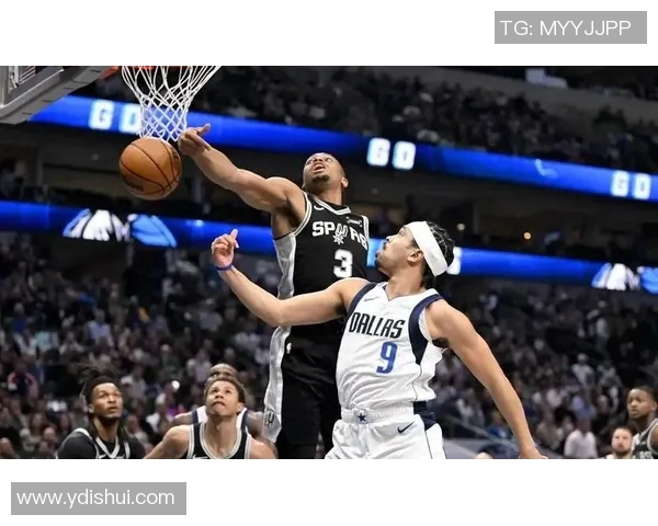 马刺与达拉斯独行侠激战正酣谁能在西部赛场中脱颖而出